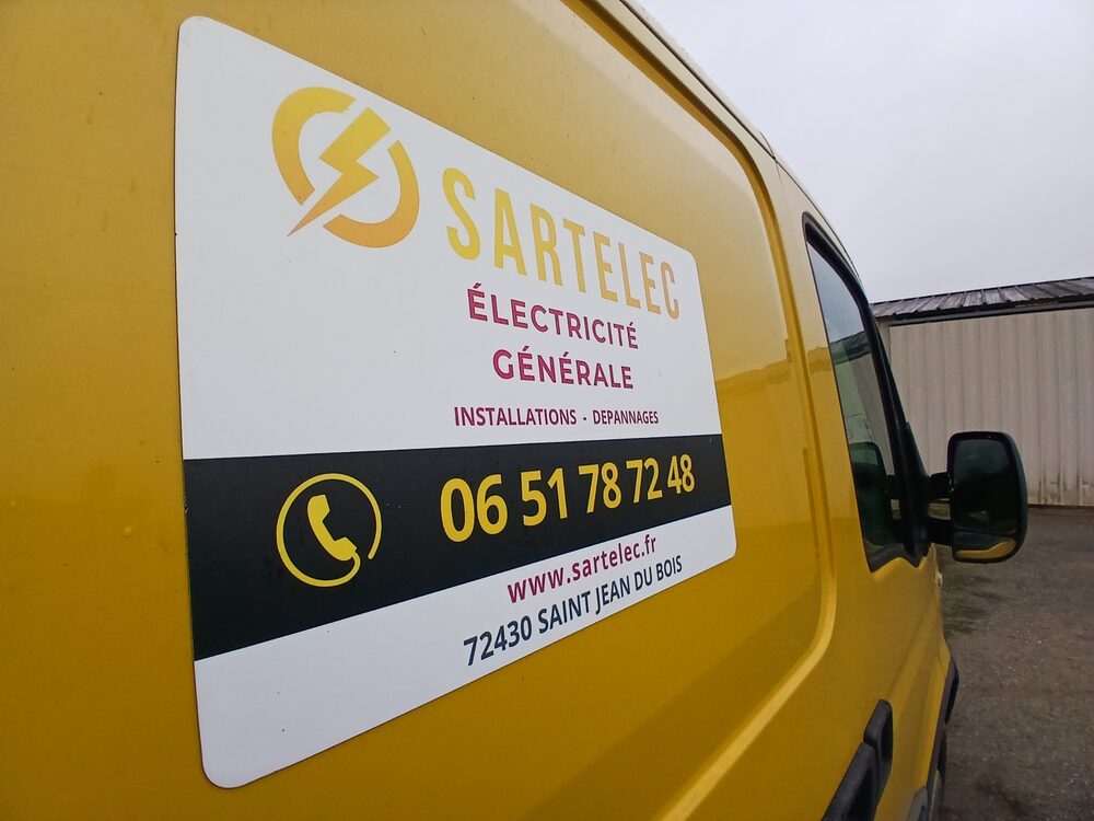 Artisan Sartelec au travail sur une installation électrique