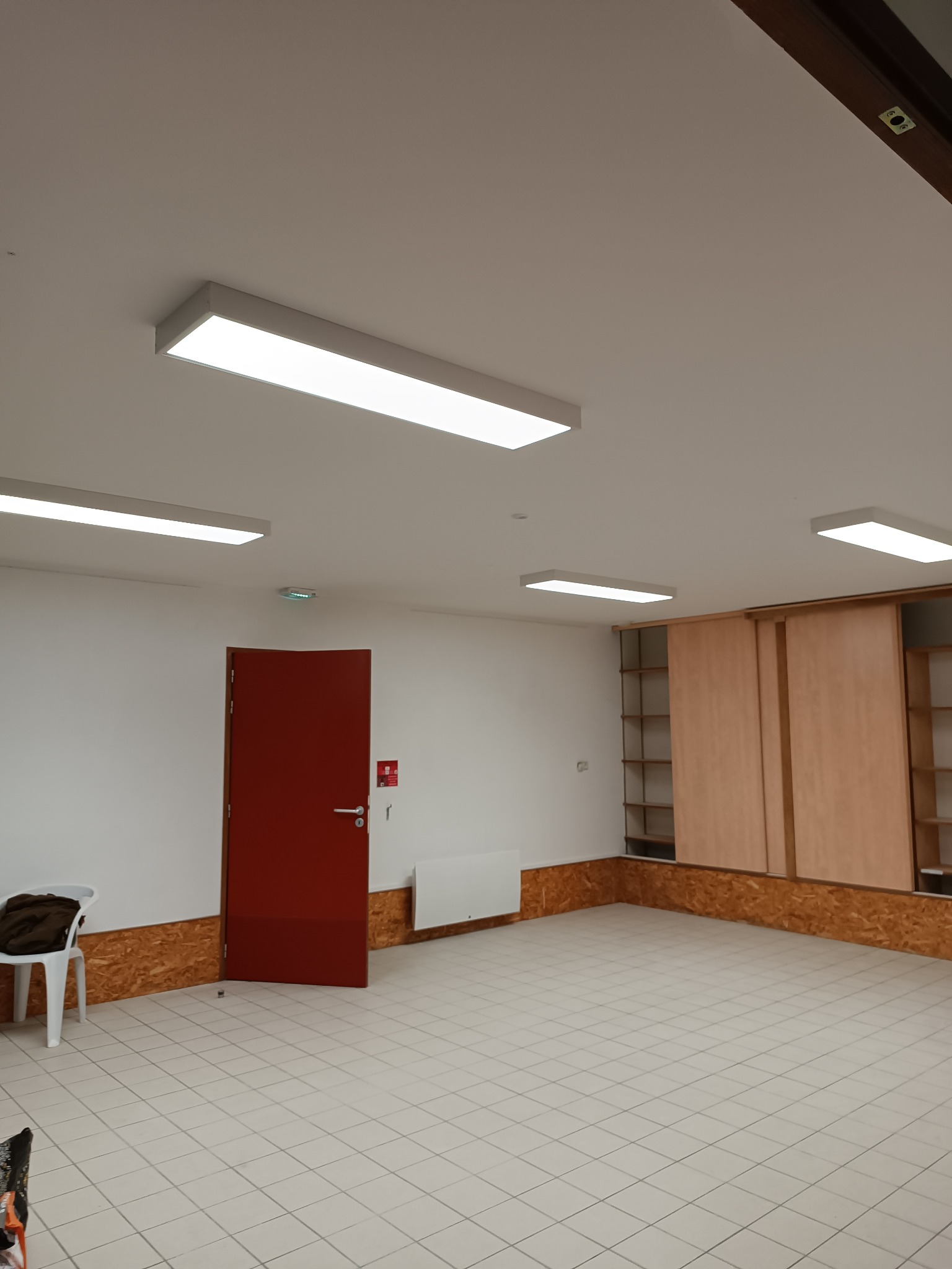 Installation d’éclairages dans un local